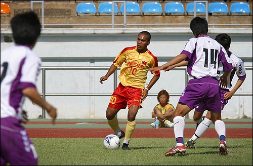 동티모르 축구 국가대표팀과 조선대학교 축구팀의 친선경기 장면. 